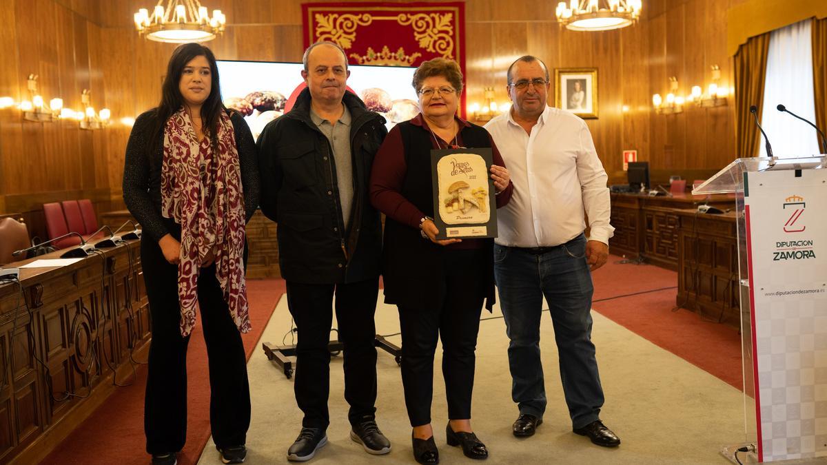 ENTREGA PREMIOS SETAS: Los ganadores del primer premio, el mesón El Carmen de Asturianos
