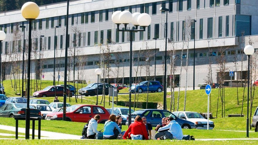 Estudiantes en el Campus de Elviña.