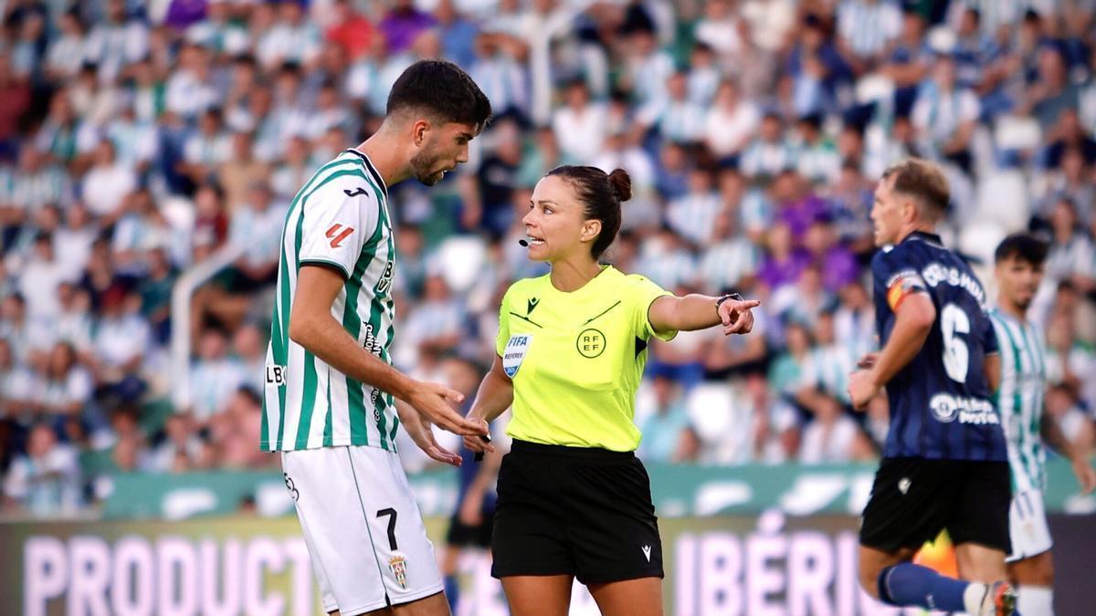 Theo Zidane conversa con la árbitra internacional Marta Huerta de Aza durante el Córdoba CF-Ceuta del pasado curso.