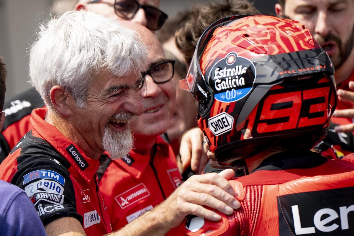 Gigi Dall'Igna, ingeniero y creador de la imbatible Ducati, abraza efusivamente a Marc Márquez, el domingo, en Brno.