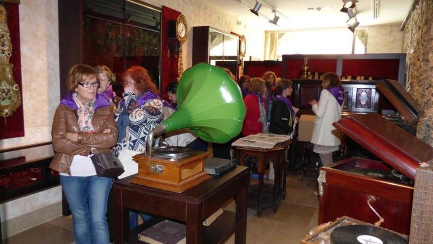 Las mujeres tinetenses, ayer, en su visita al museo Valentín Alba.