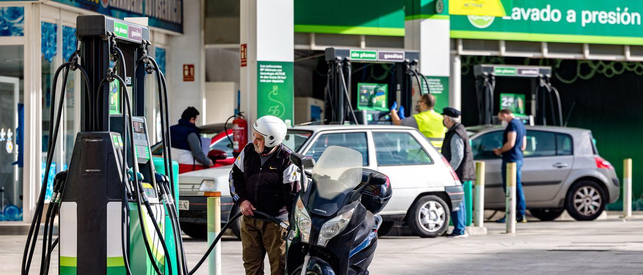 Un cliente reposta en una gasolinera de Benidorm.