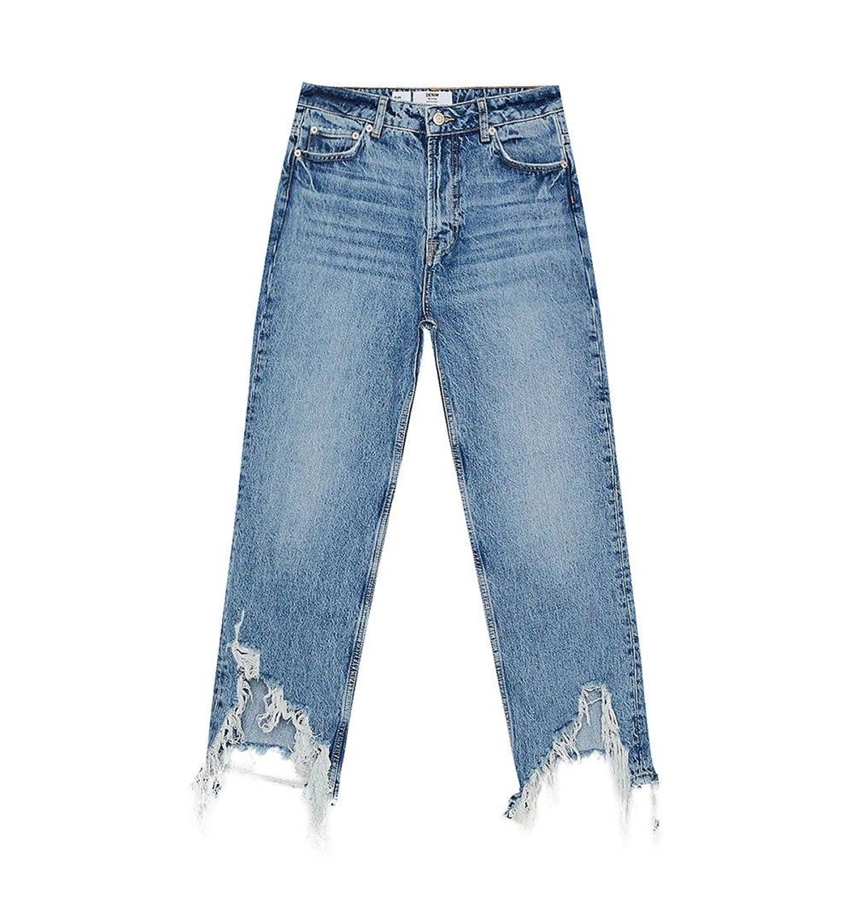 Jeans Kick Flare de Bershka. (Precio: 29, 99 euros)
