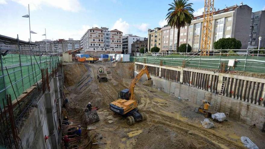 Obras para la construcción de un edificio de viviendas entre Joaquín Costa y Doce de Novembro. // Gustavo Santos