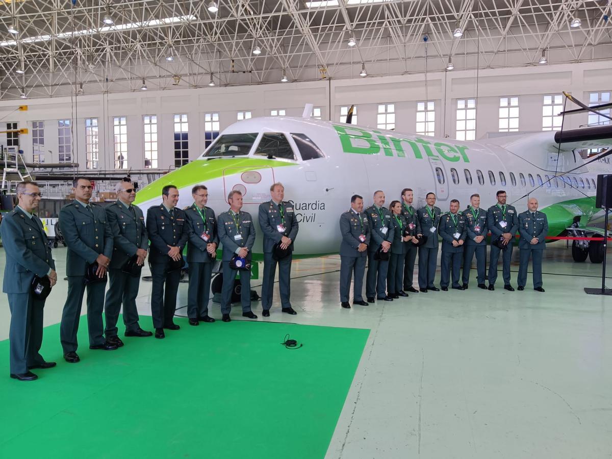 Foto de familia de la Guardia Civil junto al avión.