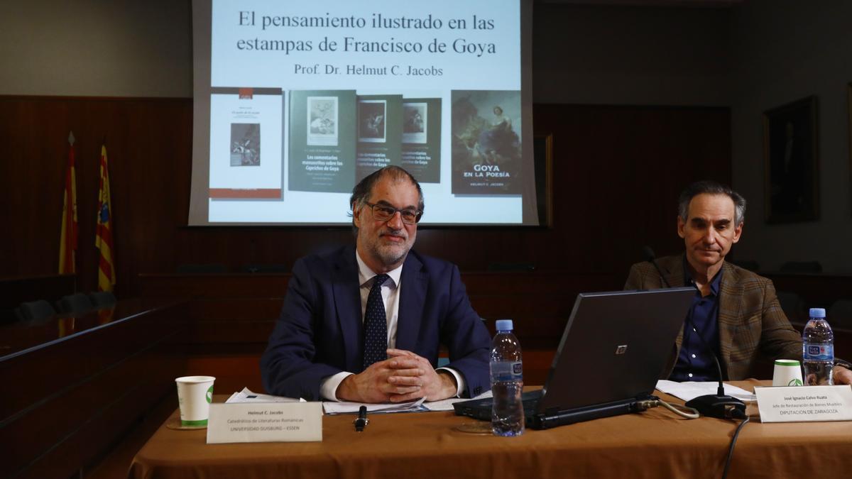 Helmut C. Jacobs (izquierda), ayer, en el Museo de Zaragoza, durante su conferencia.