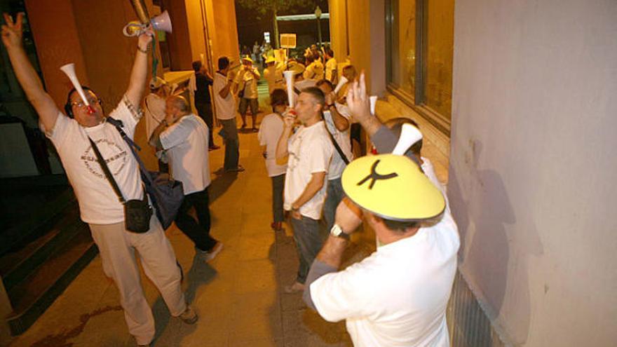 Els treballadors manifestant-se dilluns durant el ple municipal.