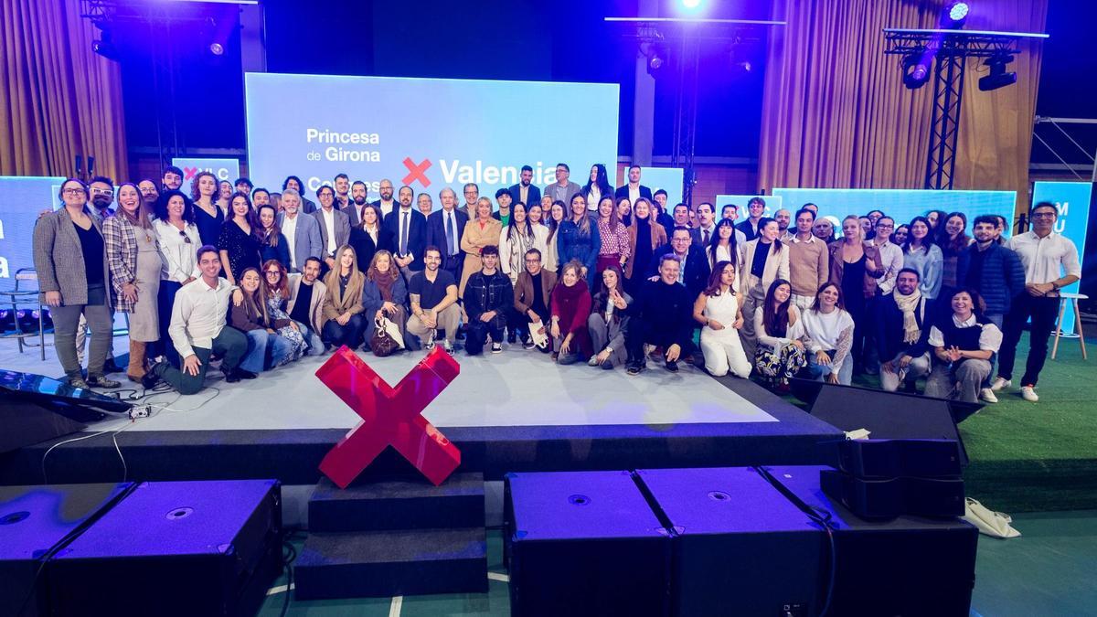 Jóvenes, autoridades y organizadores del evento con 900 jóvenes en Aldaia.