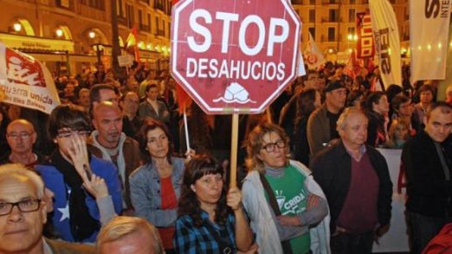 Bürger protestieren auf der Plaza Mayor in Palma gegen die Zwangsräumungen.