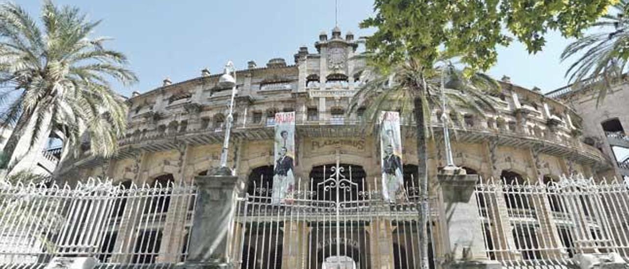 Los técnicos de Cort inspecionaron en agosto del año pasado la plaza de toros de Palma.