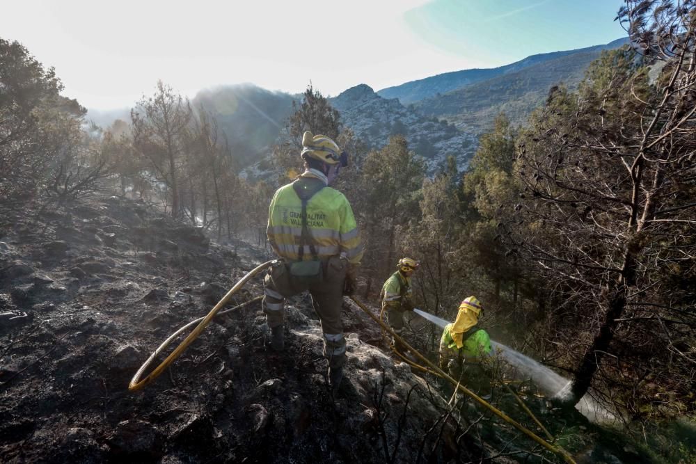 Un incendio forestal pone en alerta a la sierra de Aitana