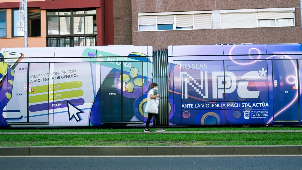 Tranvía rotulado a iniciativa del Ayuntamiento de La Laguna con motivo del 25N