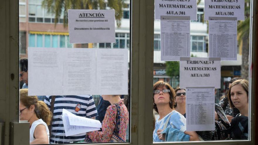 Opositores miran las listas antes de realizar las pruebas de una convocatoria en la capital grancanaria.