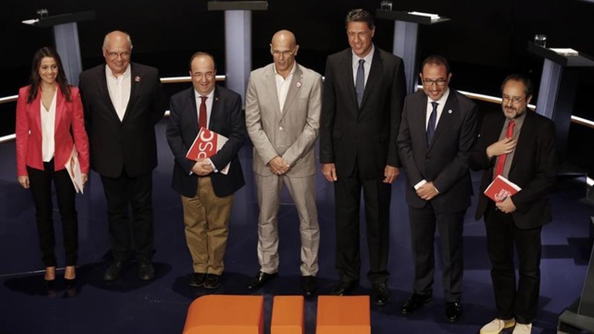 Inés Arrimadas, Lluís Rabell, Miquel Iceta, Raül Romeva, Xavier García Albiol, Ramon Espadaler y Antonio Baños, este domingo en el plató de TV-3 donde celebraron el debate de candidatos del 27-S.