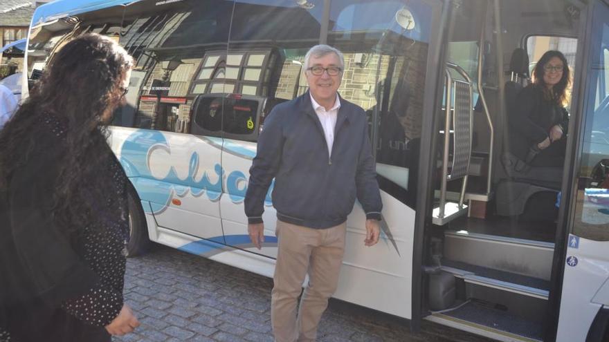 José Fernández, alcalde de Puebla de Sanabria, toma el autobús.