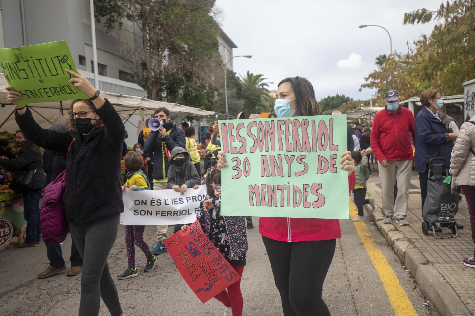 Más de 200 personas se manifiestan para exigir un instituto en Son Ferriol