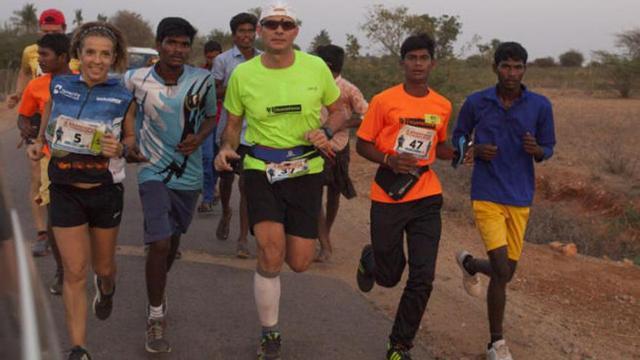 La carrera solidaria de un canario en India