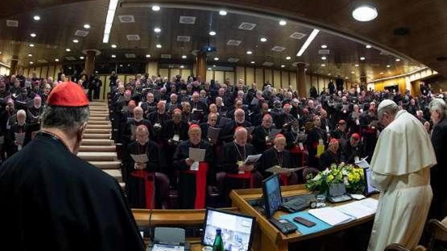 El Papa, con los obispos, ayer, en la apertura de la cumbre.