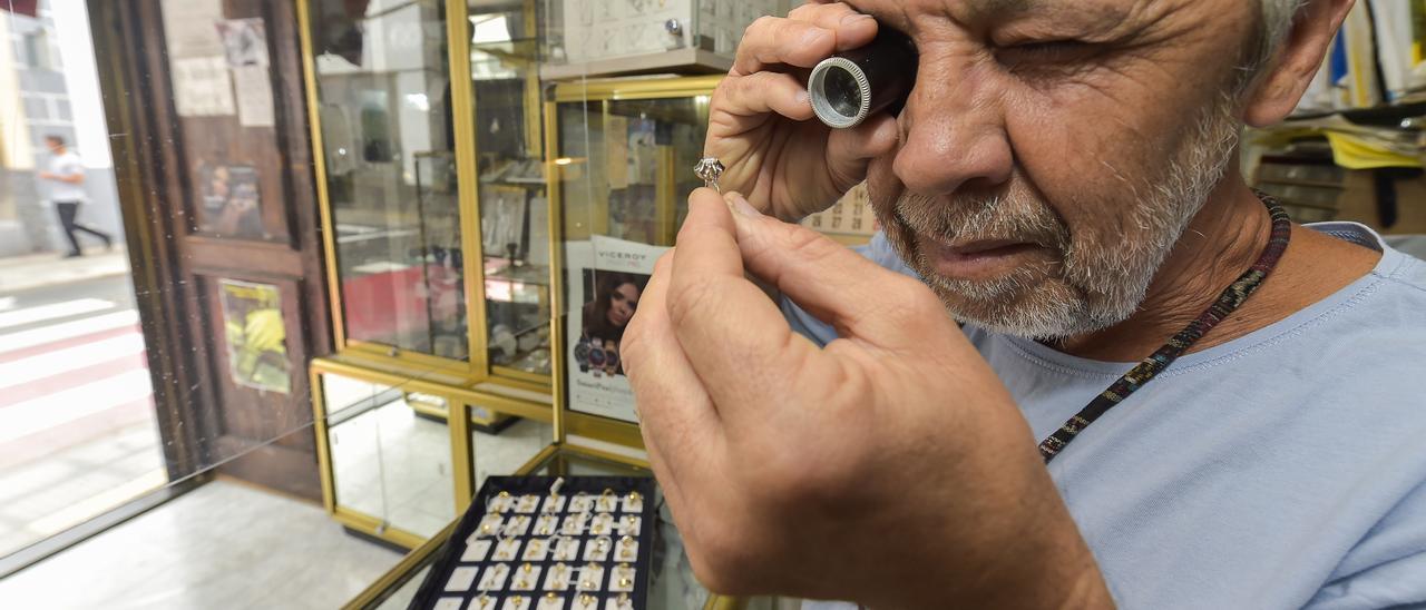 Antonio Santana, dueño de la Joyería y Relojería Vegueta