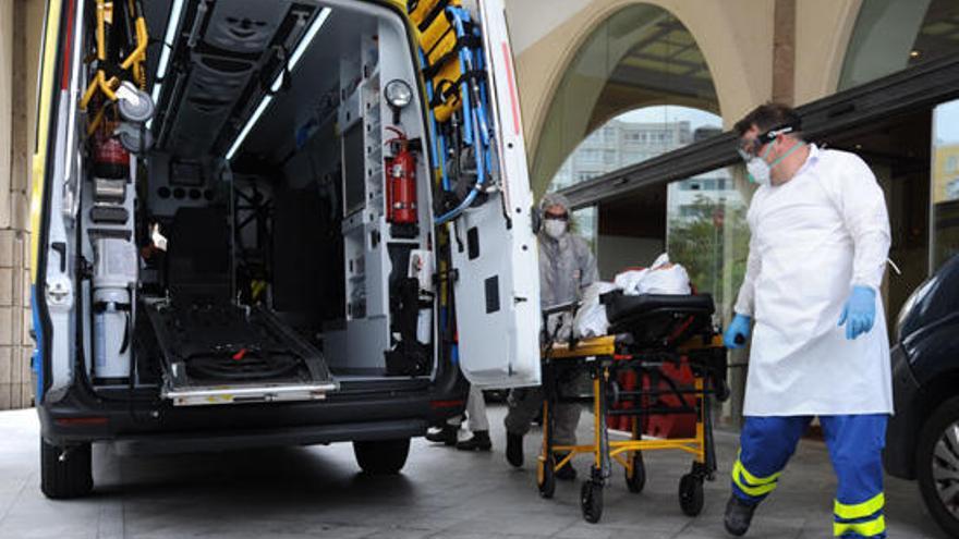 El jugador del Fuenlabrada tras ser bajado de la ambulancia