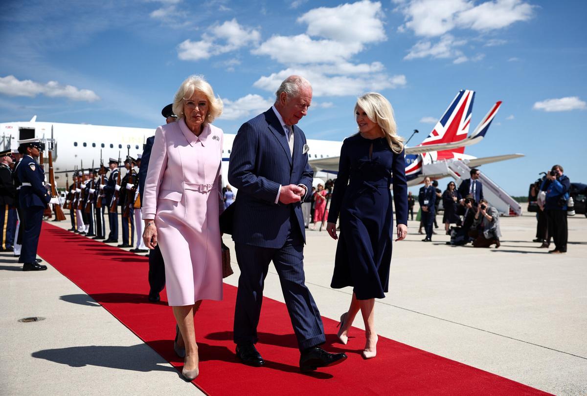 El rey Carlos III y la reina Camila llegan a la base aérea de Andrews, en Washington