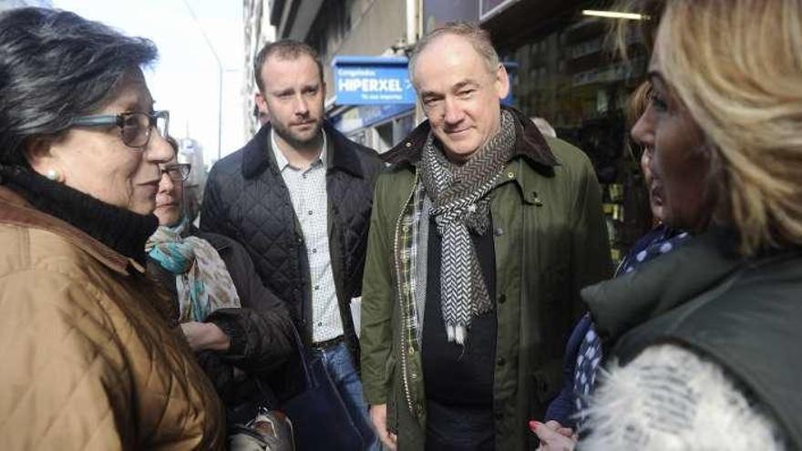 Miguel Lorenzo, en el centro, habla con un grupo de ciudadanos.