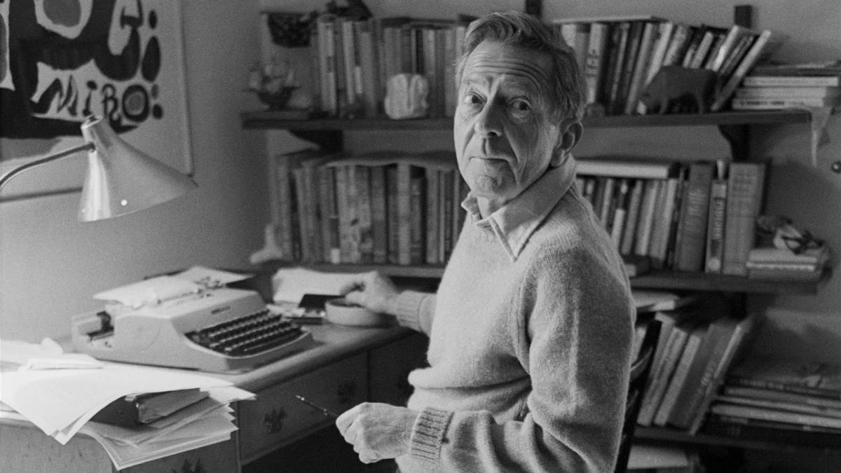 El escritor John Cheever en el despacho de su casa de Ossining.