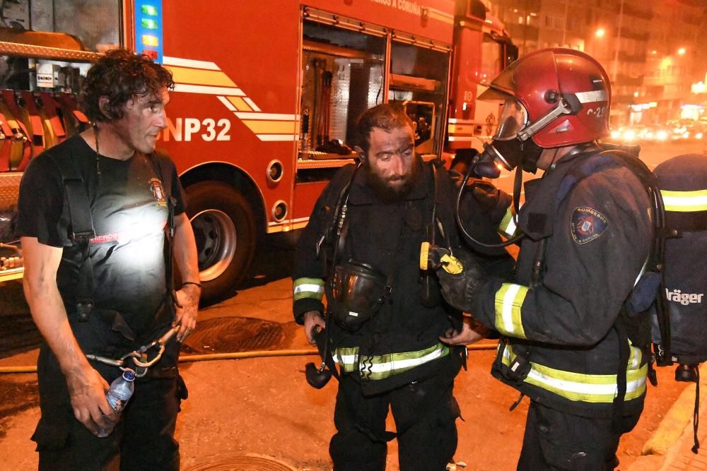 El fuego se originó en uno de los vehículos del sótano primero del número 213 de la vía y los bomberos tardaron tres horas en extinguirlo.