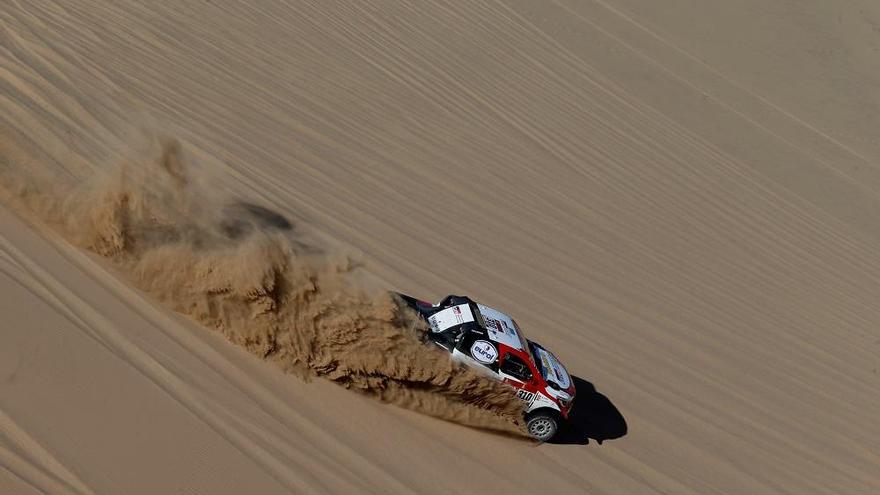 Fernando Alonso desciende una duna a toda velocidad en la jornada de ayer.