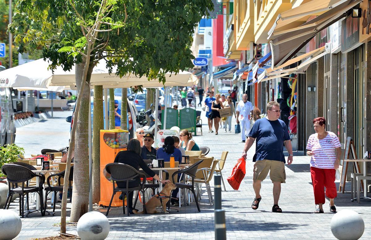 Imagen de archivo de ciudadanos paseando por la Avenida de Gáldar de San Fernando.