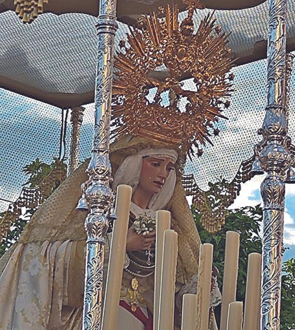 Virgen de la Estrella desfila la tarde de Domingo de Ramos.