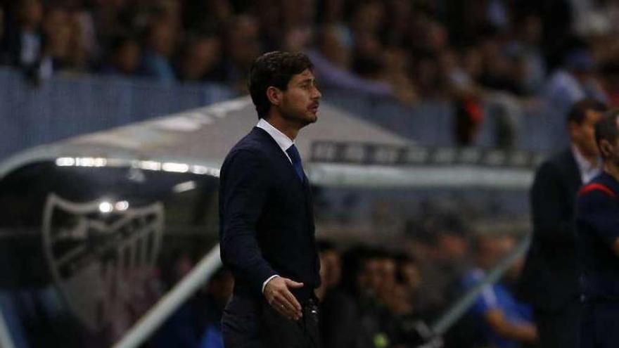 Víctor, durante el partido de ayer en Málaga.