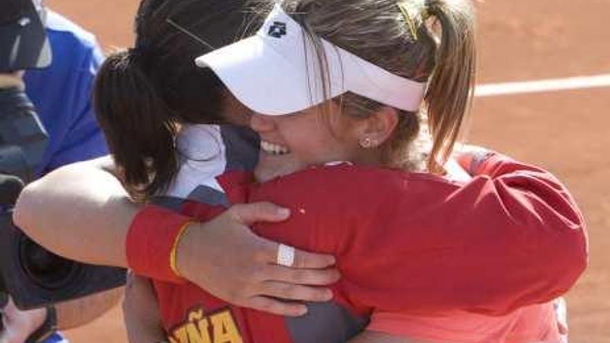 Conchita y Tita se funden en un abrazo tras el triunfo final.
