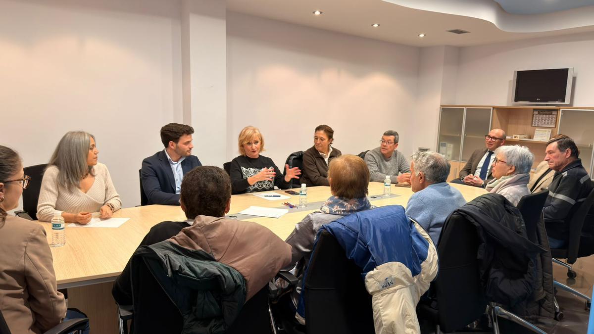 Reunión de Leticia García con colectivos de la tercera edad.