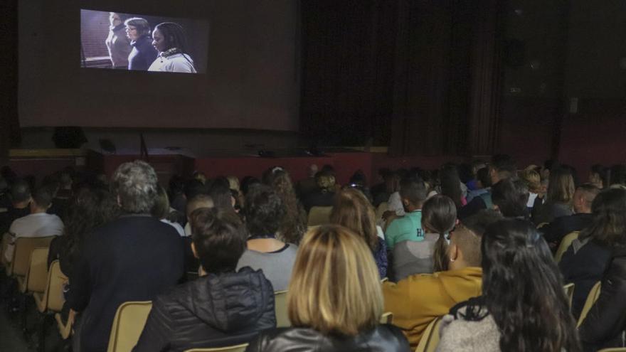 Un momento de la proyección del documental &#039;Yeses&#039;, ayer, en el centro penitenciario de Picassent, ante un centenar de internos.