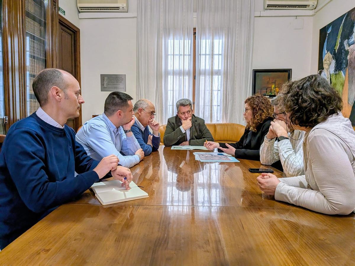 El conseller de Medio Ambiente, Infraestructuras, Territorio y de la Recuperación, Vicente Martínez Mus, ha visitado este lunes Benicarló para mantener una reunión de trabajo con el alcalde, Juanma Cerdá, y miembros del equipo de gobierno.