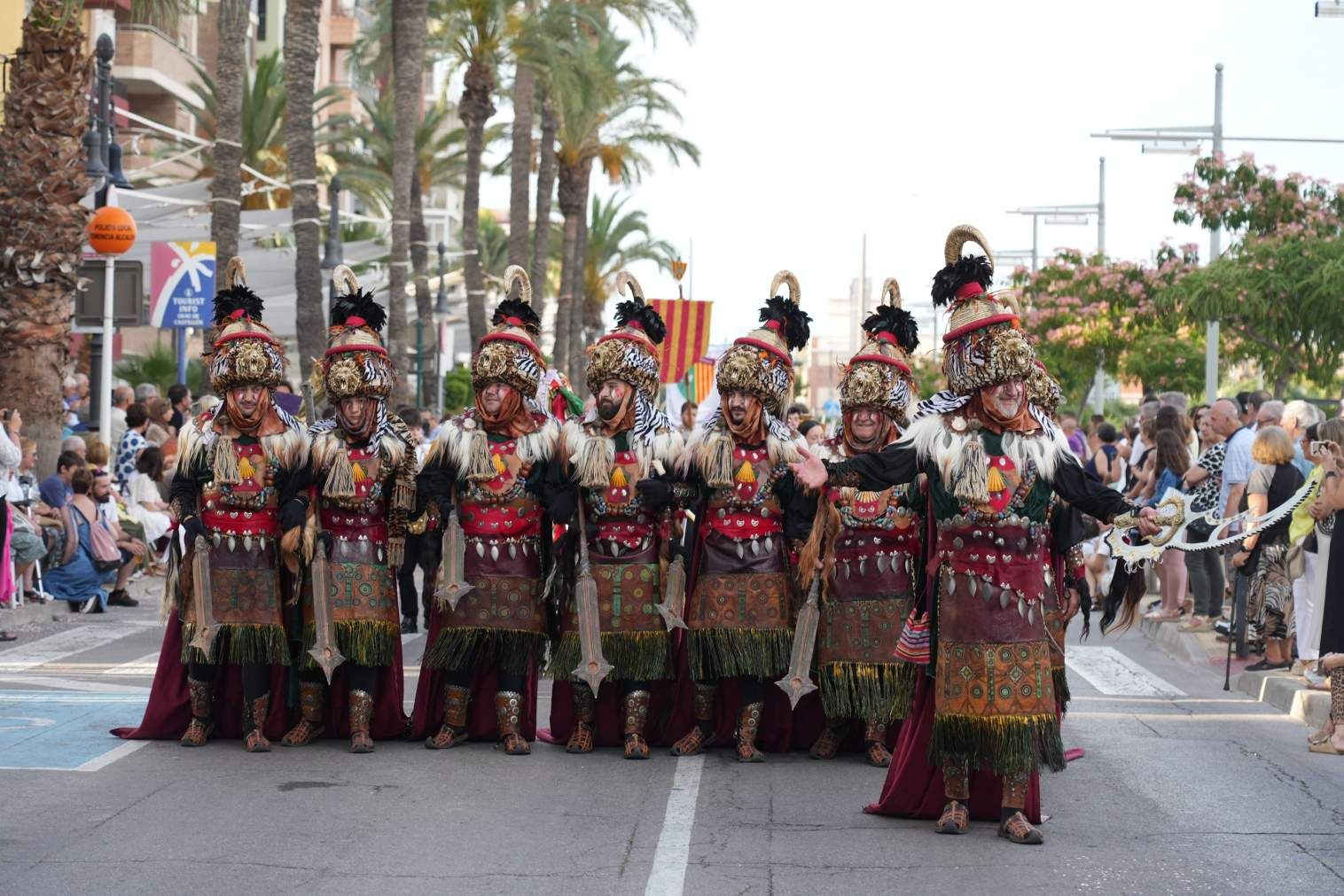 El Grau da inicio a las fiestas de Sant Pere con pólvora, bous y música