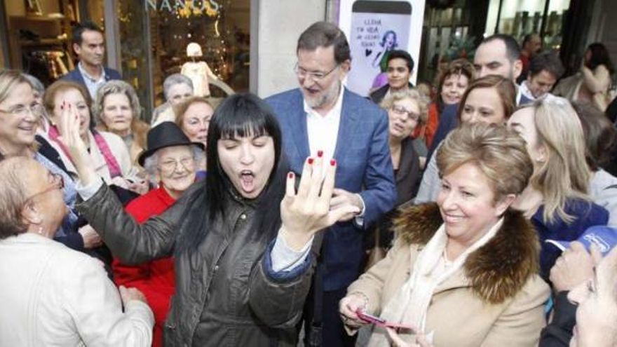 El paseo de Mariano Rajoy por el centro levantó gran expectación entre los vigueses. // J.Lores