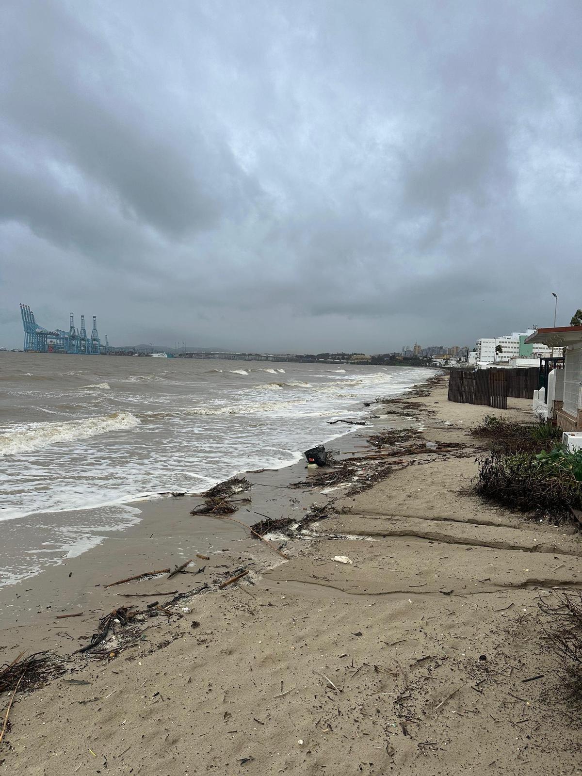 Fotogalería | Estado de la playa del Rinconcillo (Algeciras) tras el paso de la borrasca 'Francis'