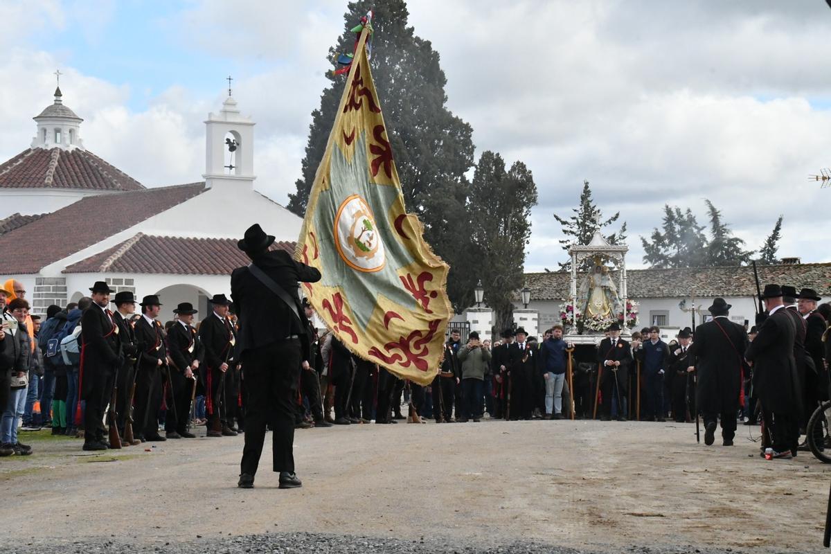 La bandera ondea ante la Virgen de Luna a la salida del santuario en la romería de Pozoblanco.