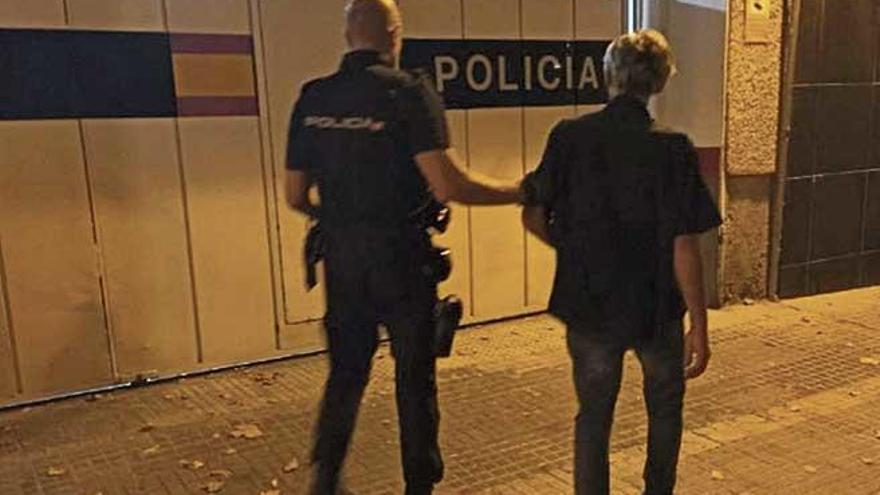 Un policía lleva detenido a uno de los ladrones arrestados el pasado fin de semana.