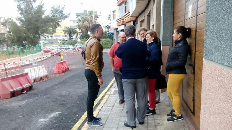 Los vecinos exigen el arreglo urgente de un muro en riesgo en Lomo Apolinario