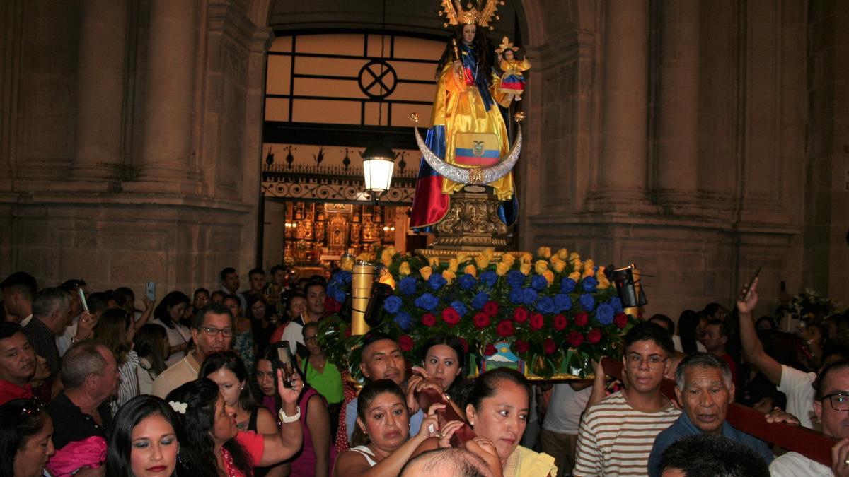 La Virgen del Cisne, a hombros, tras cruzar el umbral de la iglesia de San Mateo, en la noche de este lunes.