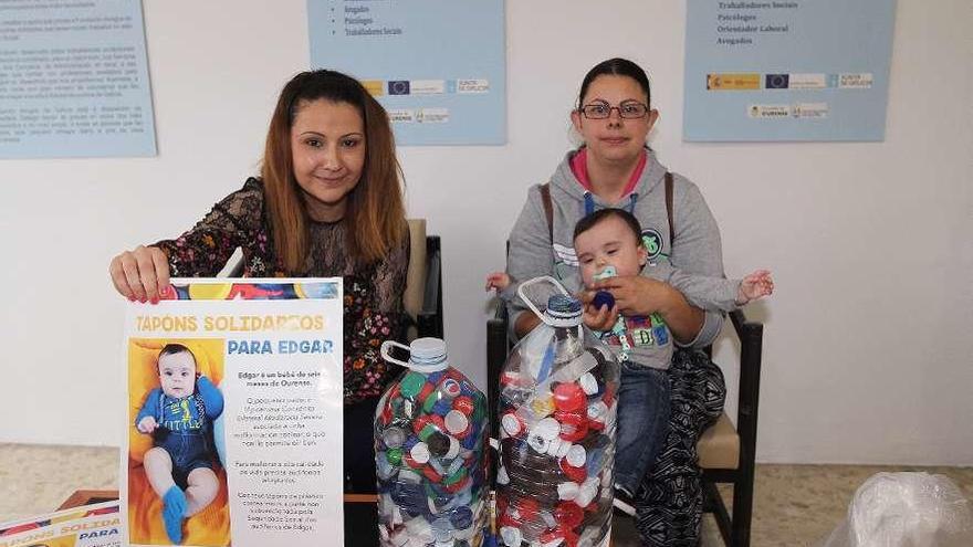 Noelia Romero y Mónica Prada, con su hijo Edgar, de seis meses. // Iñaki Osorio