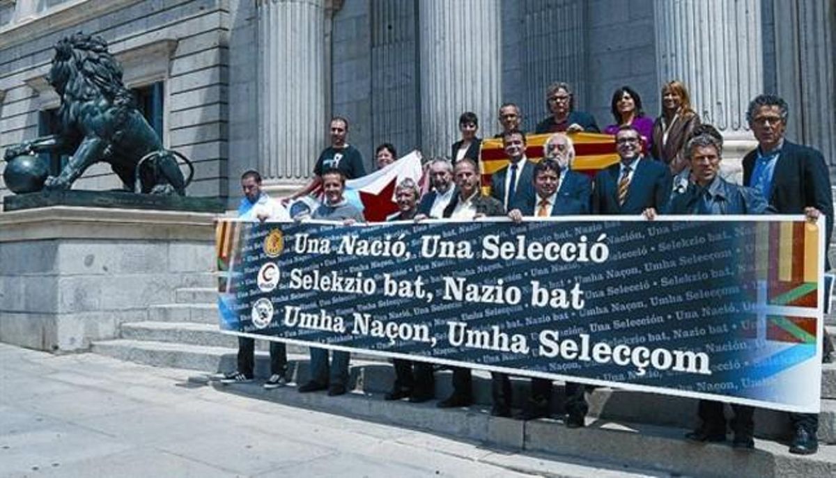 Diputats de CiU, ERC, Amaiur i el BNG mostren el seu suport a les seleccions nacionals, ahir. Diputats de CiU, ERC, Amaiur i el BNG mostren el seu suport a les seleccions nacionals, ahir.