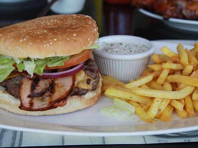 Hamburguesa del restaurante americano Tonatiuh