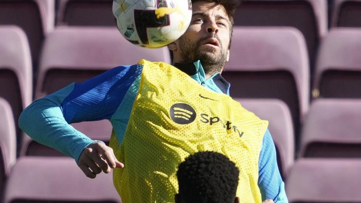 Gerard Piqué, ayer en el entrenamiento en el Camp Nou. | EFE