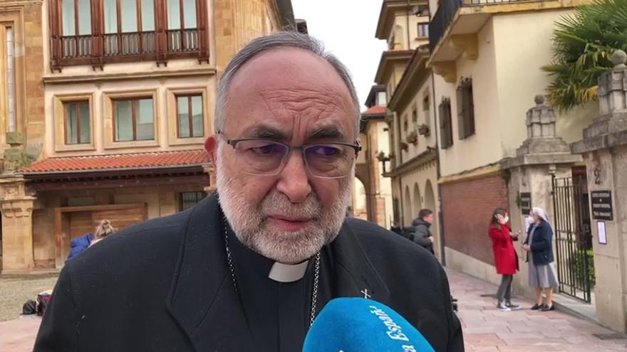 El Arzobispo de Oviedo, tras ver a la familia de Erika: "La pena que le impondrá la Justicia no quita un ápice de dolor"