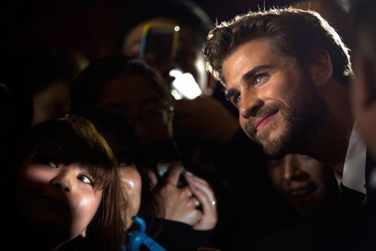 Liam Hemsworth posa para las fans en el estreno de Los juegos del hambre. Sinsajo - Parte 2 en Pekín.