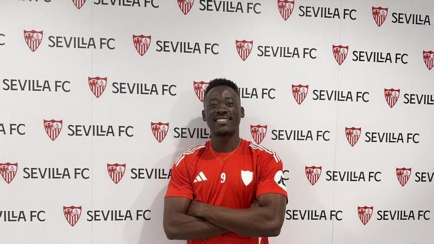Vídeo | Akor Adams habla del trabajo diario en el Sevilla y de sus referentes en la delantera